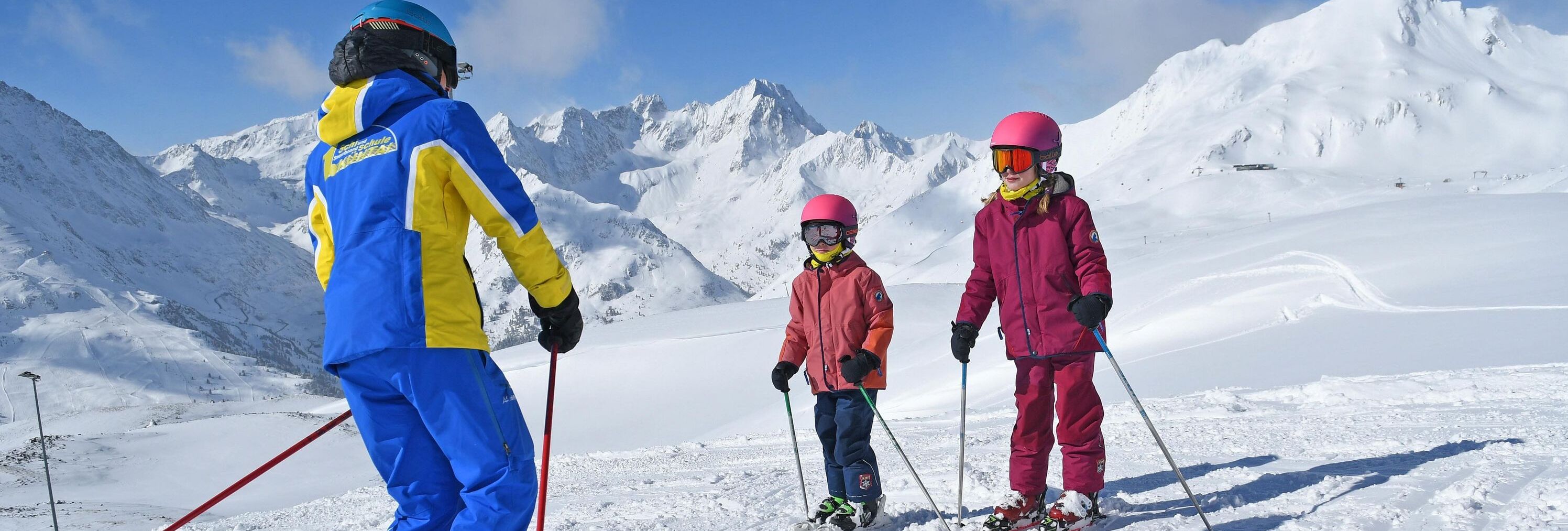 Skilehrer mit zwei Kindern beim Privatkurs