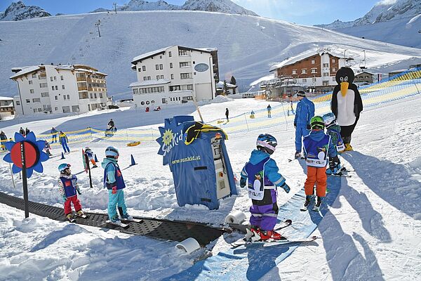 Kinder beim Skikurs im Kinderland